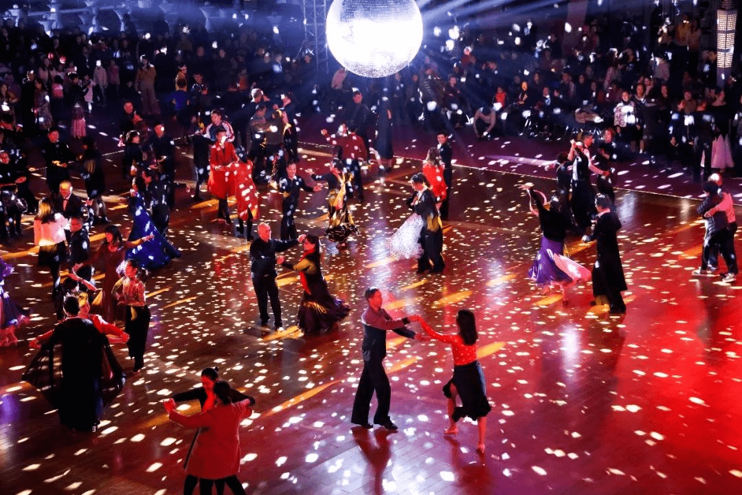 17日晚,2023年东莞云上新年舞会将通过直播把现场少儿精英组决赛,青年