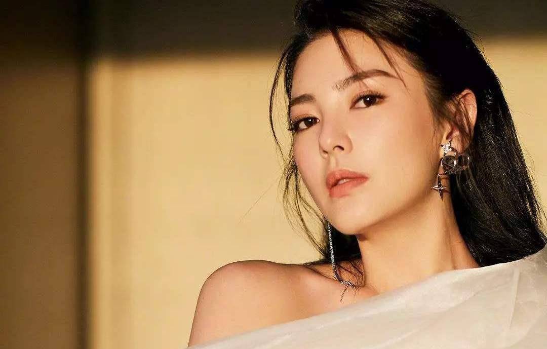 张雨绮《黑天鹅》时尚造型登上热点,网友:"人血馒头"好吃吗?