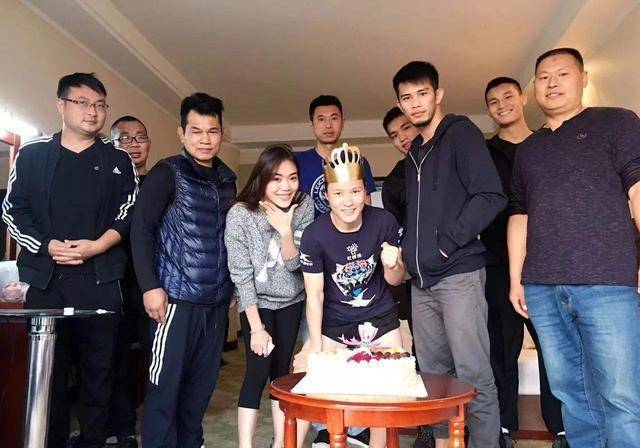 有一次,张伟丽在健身房认识了综合格斗选手吴昊天.