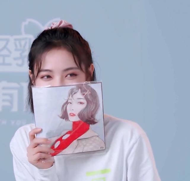 许佳琪读粉丝来信,当看到粉丝手绘的画像,没点本事咋好意思追星_才华