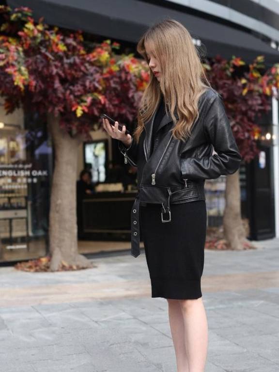 朝天辫 黑色塑身露脐装,美女掐腰摆姿势,自信满满真好看_下身_上身_一