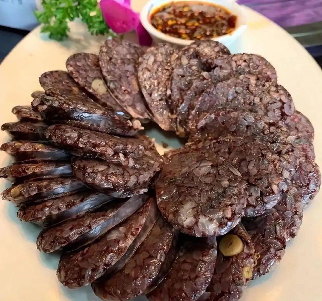 对于老外来说,动物内脏和血是恶心恐怖的存在,而猪血肠是两者结合