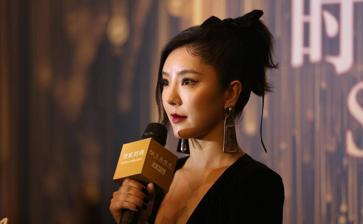 赵奕欢翻拍妈妈年轻时的旧照,通过翻拍妈妈旧照的方式致敬母亲