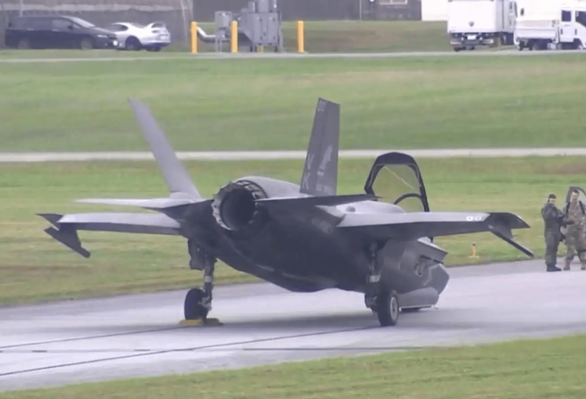 一觉醒来,美一架f35坠毁,飞行员差点摔死,上亿美元当场没了