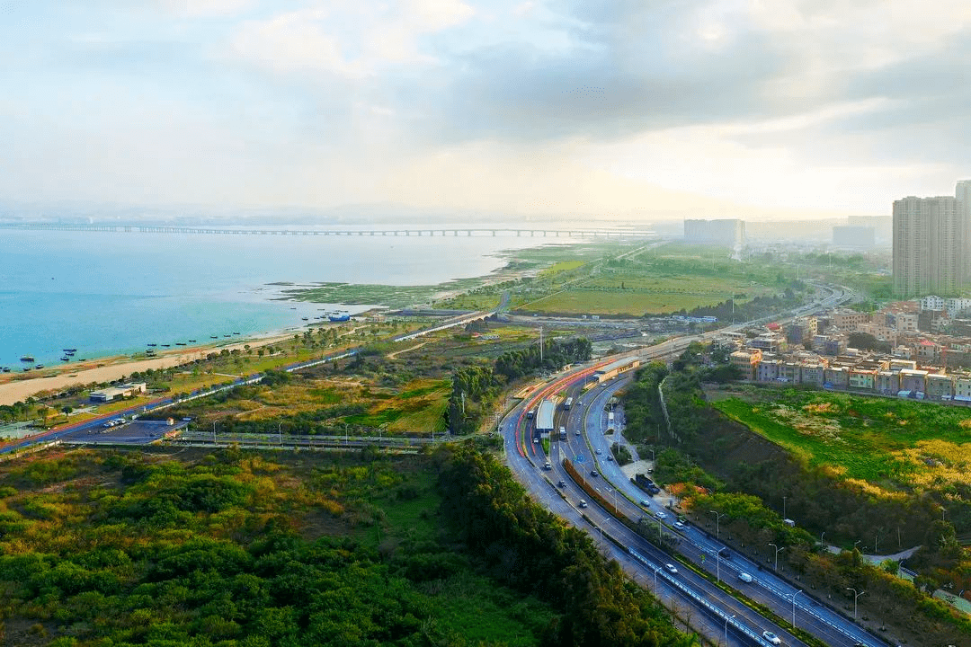 國道g228線廈門段由濱海東大道,濱海西大道,集美大道,杏林灣路,杏錦路