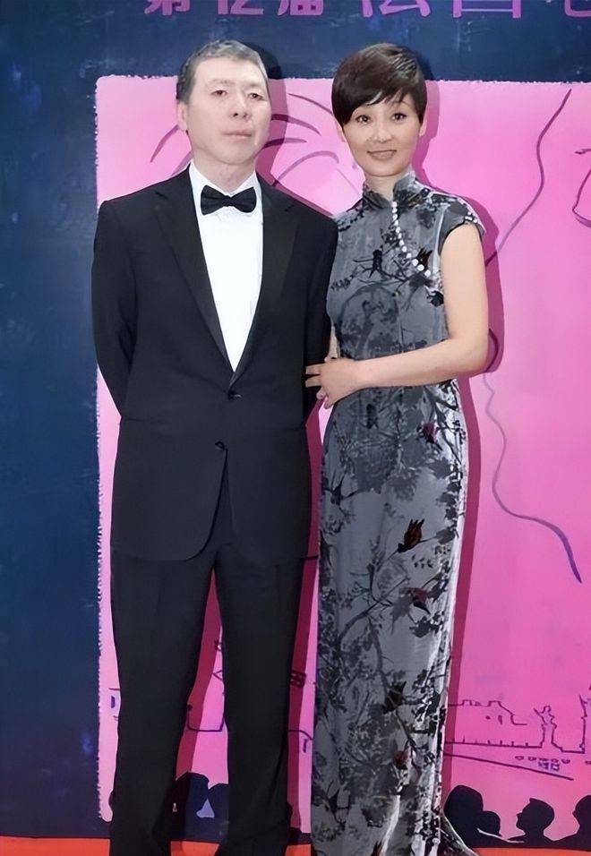 徐帆流着泪感慨:和冯小刚结婚后,才知道他是自己的"合法仇人"_冯导