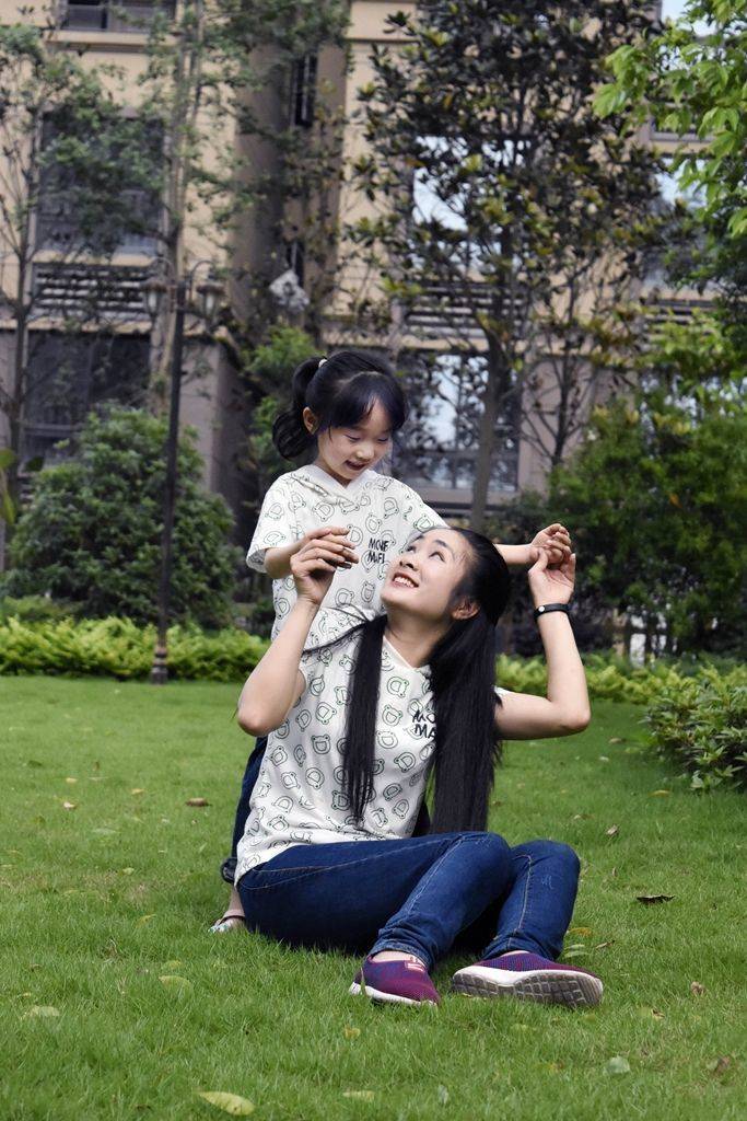 她曾是央视著名女主持,为爱冒险生下女儿,如今被老公宠成公主_曾媛