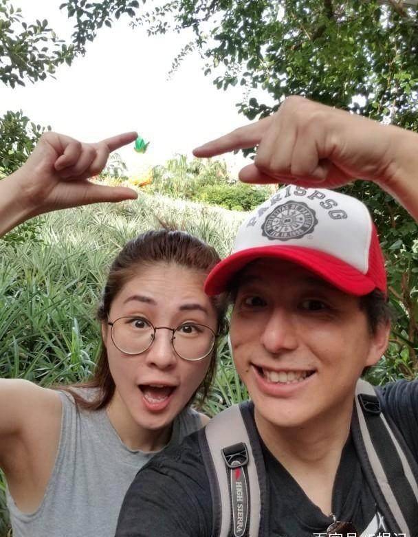 这对歌手夫妻有点甜老婆在台上唱歌老公眼神离不开老婆_邓健泓_音乐