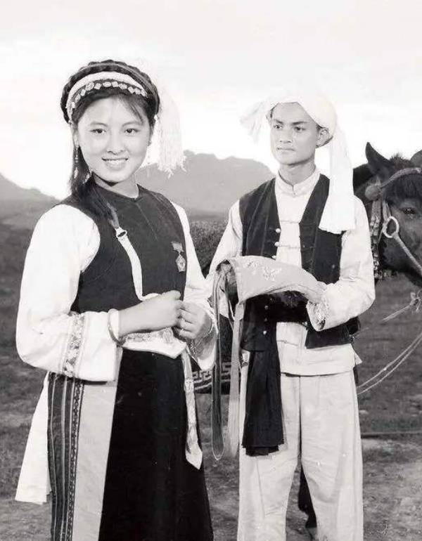 杨丽坤:幼年丧母,18岁成名,23岁精神失常,丈夫不离不弃_一生_生活