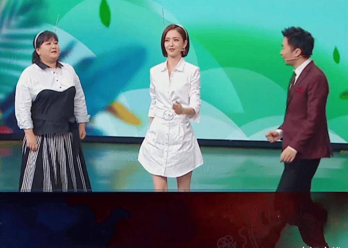 佟丽娅参加综艺节目,为展示柔韧性现场钻行李箱?