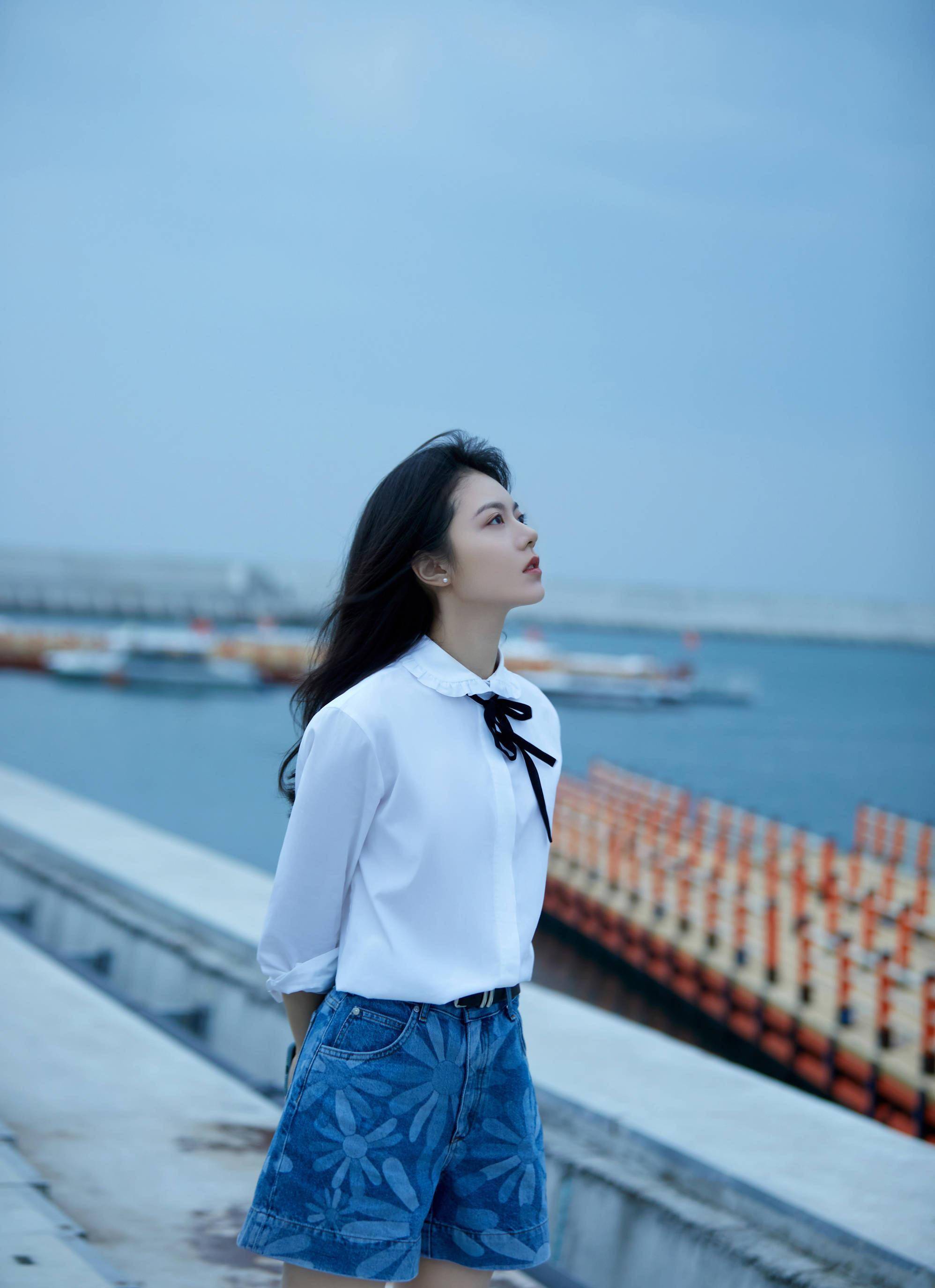 18岁的赵今麦,穿"jk"黑裙,捕捉午后阳光,尽显邻家少女姿态_女生_的