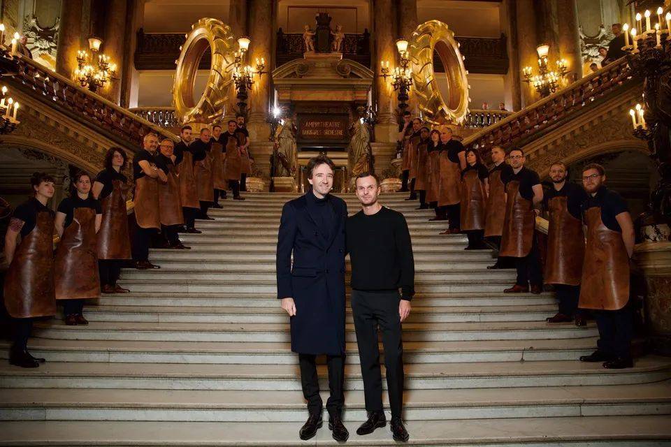 45岁lv太子爷掌权上位?穿衣"老钱风"满满,和超模老婆带5娃幸福!