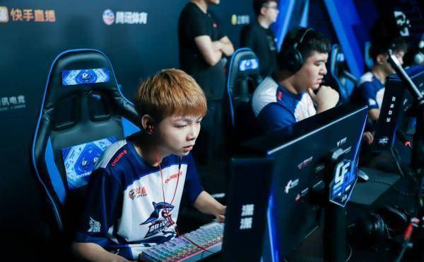 白鲨斩获季军!潇潇扮演奇兵,下赛季期待他的表演_比赛_信任_战队