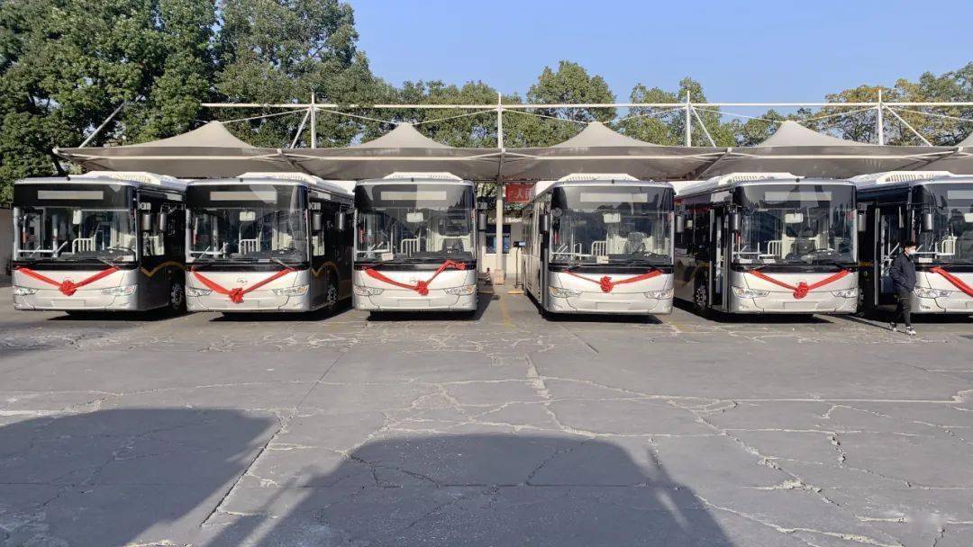 12月17日,荆门市公交集团停车场迎来了一批崭新的纯电动公交车.