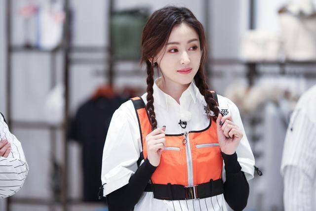 衬衫的立领设计,也让在张天爱的脸愈加的小巧了搭配二:双马尾是初恋的