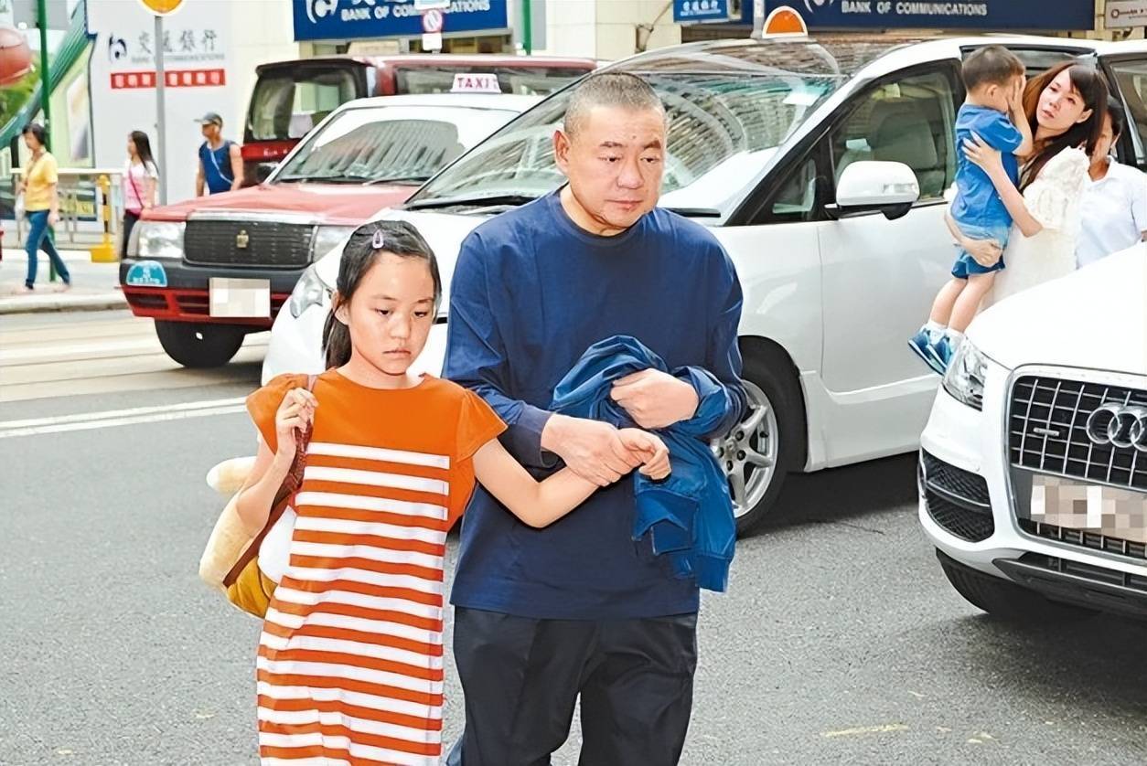 吕丽君的大女儿刘秀盈出生之后,大刘也对她宠爱有加,日常图片中可以