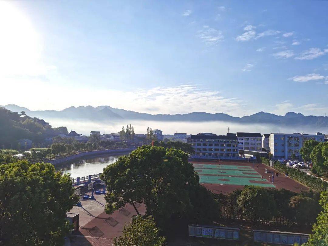 头陀镇中心小学从初始的敬胜学至今,历经百年风雨沧桑,厚积薄发初心