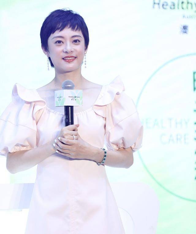 37岁孙俪久违亮相,穿粉裙配短发俏皮又可爱,新造型太减龄了_裙装_颜色