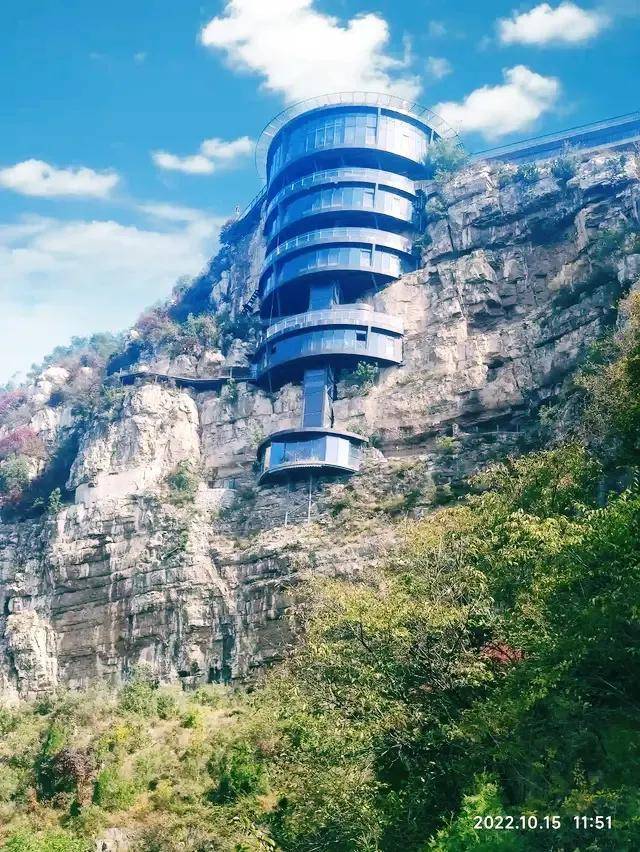 沉浸式文化旅游景区特色酒店一淄博潭溪山内齐长城上的青川上_岩石