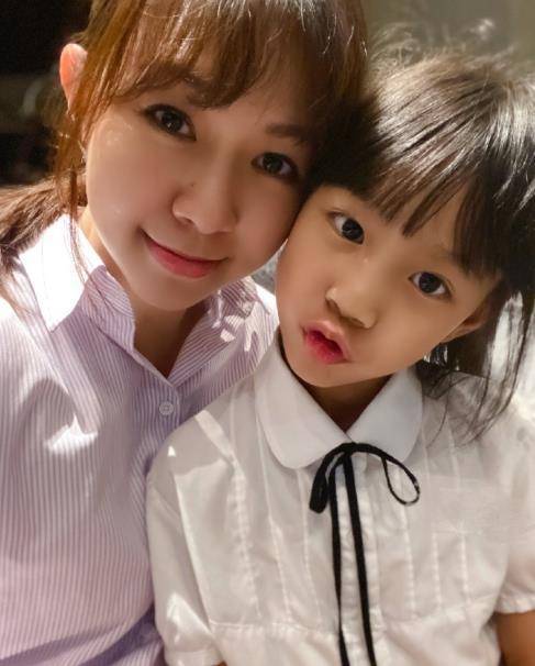卓依婷晒全家福为女儿庆生,8岁彤妹像极爸爸,一家三口幸福相拥_杨钰莹
