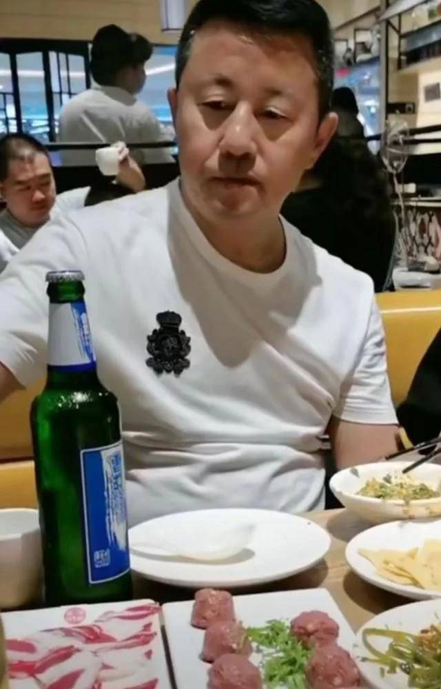 56岁王长贵携娇妻用餐,打扮随意似路人,却被网友调侃为父女_赵本山