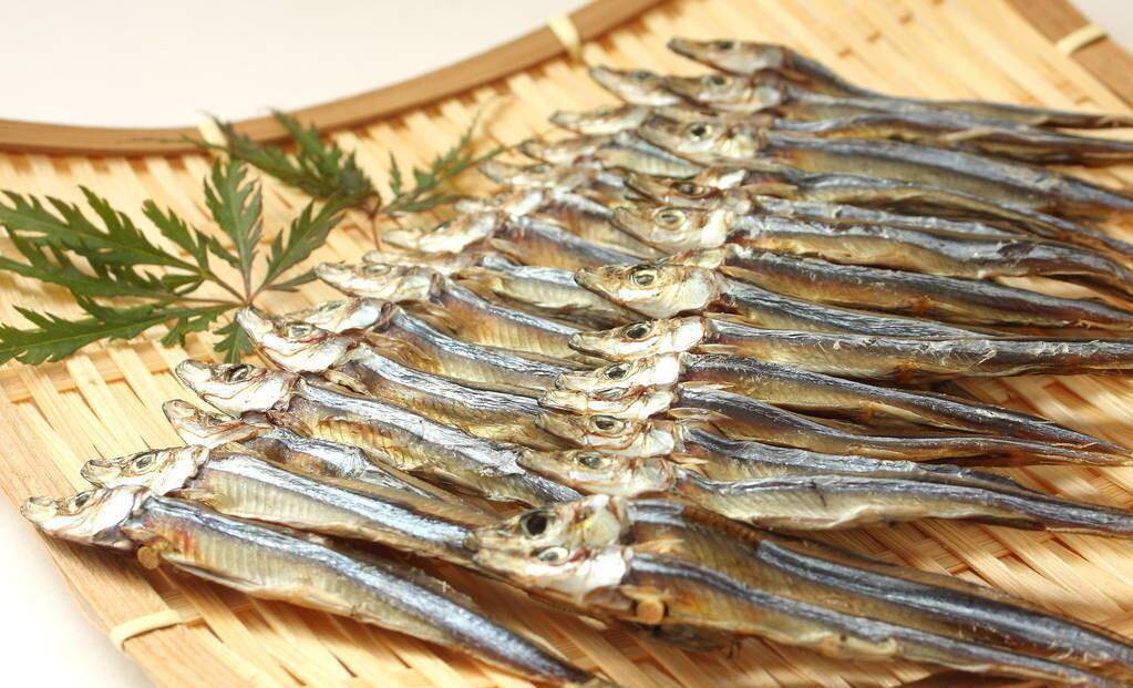 越小越值钱,最小的食用海鱼,在海产品中地位极高,含大量钙质_饶鱼