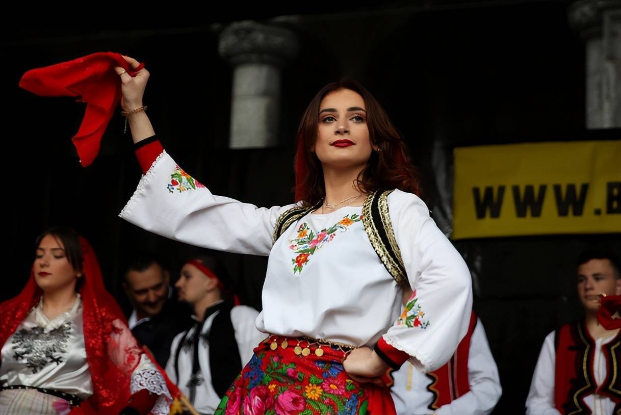 科索沃,无论是塞族还是阿族,他们都自认为这是本民族的发源地.