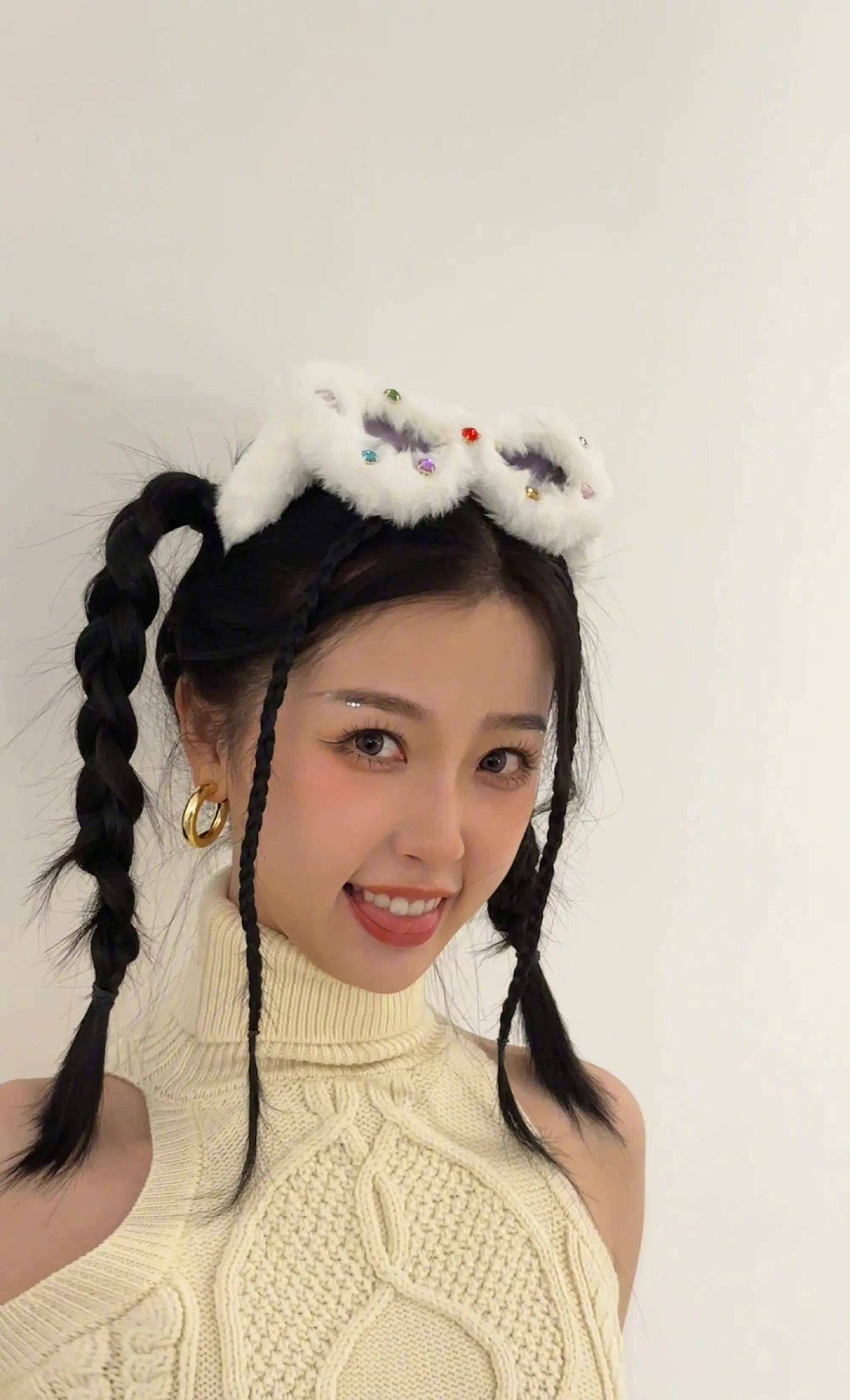 虞书欣晒双马尾十三宫格随拍,古灵精怪,调皮可爱;又甜又辣.