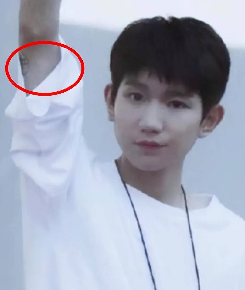 tfboys纹身,王源胳膊一大片,千玺在手腕上,俊凯藏得最深_表演_王俊凯