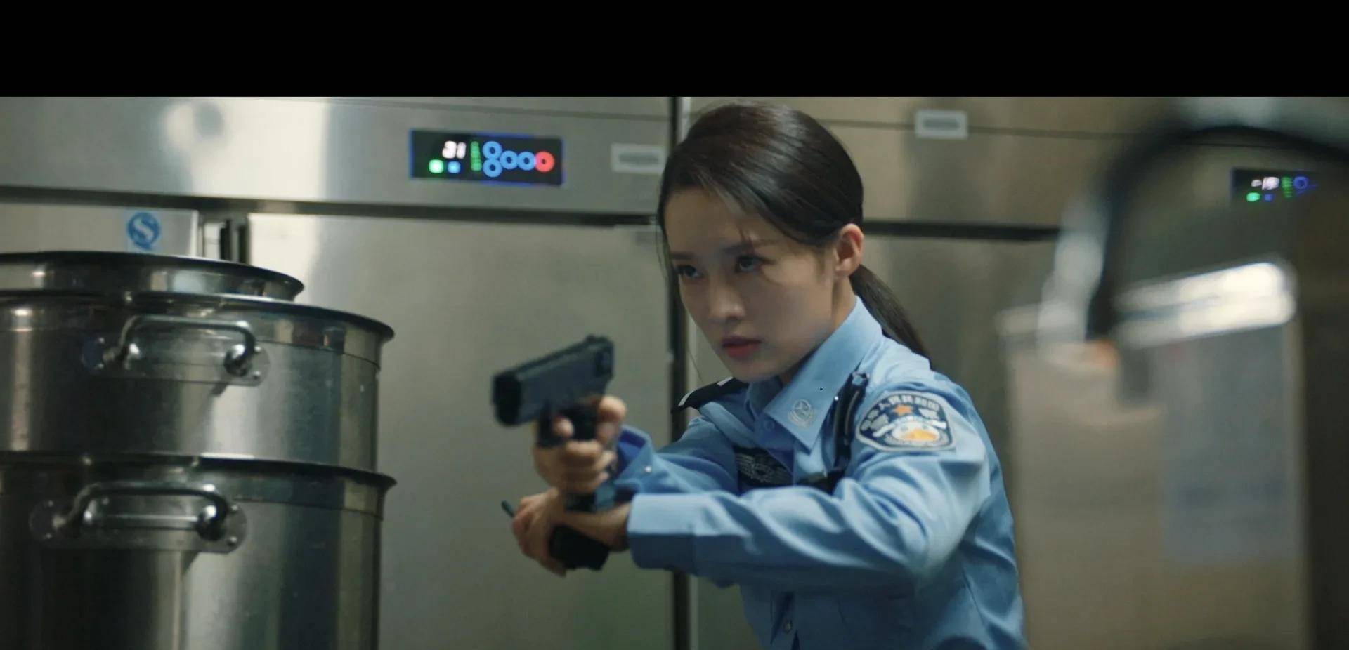 李沁早前在微博《最美表演》的活動裡飾演過警察,飾演的警察在追捕