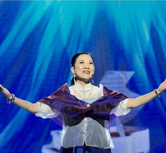 台前的沈丹萍老师气色依旧优雅万分,在她身上我们见证了时代的变化,更