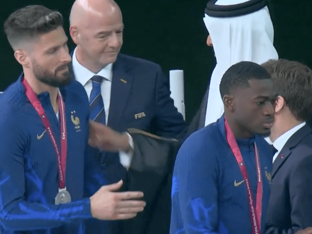 颁奖典礼:梅西身披斗篷捧起大力神杯阿根廷队手舞足蹈姆巴佩难掩无奈