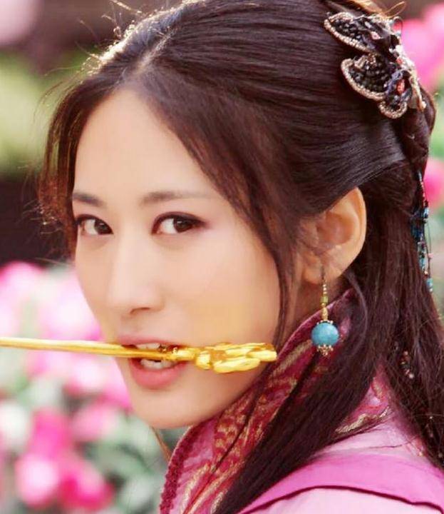 之后郭珍霓开始往古装剧和现代剧转型,陆续出演《母仪天下》《天师