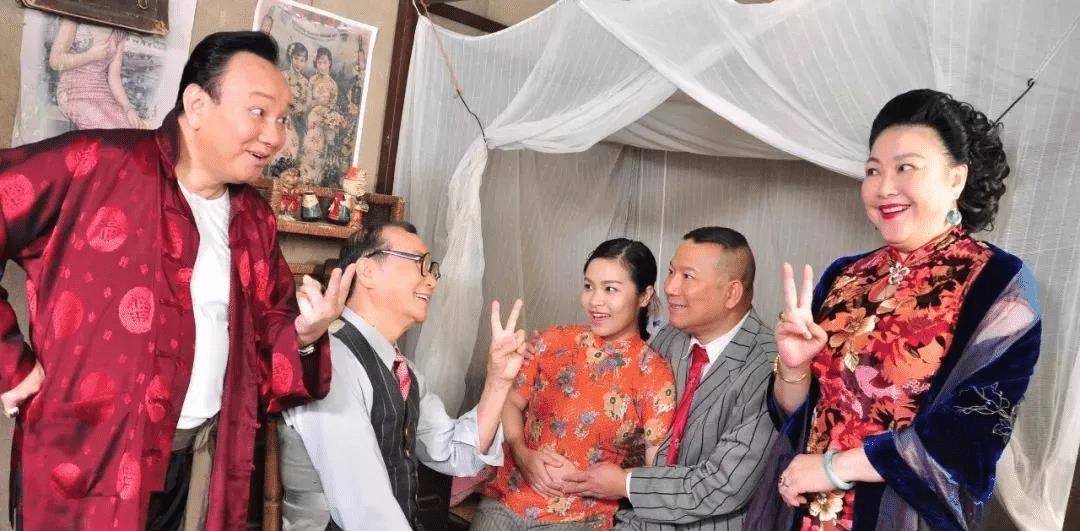 62岁的广州演员黄伟香,戏里嫁给太子炳,现实中的丈夫