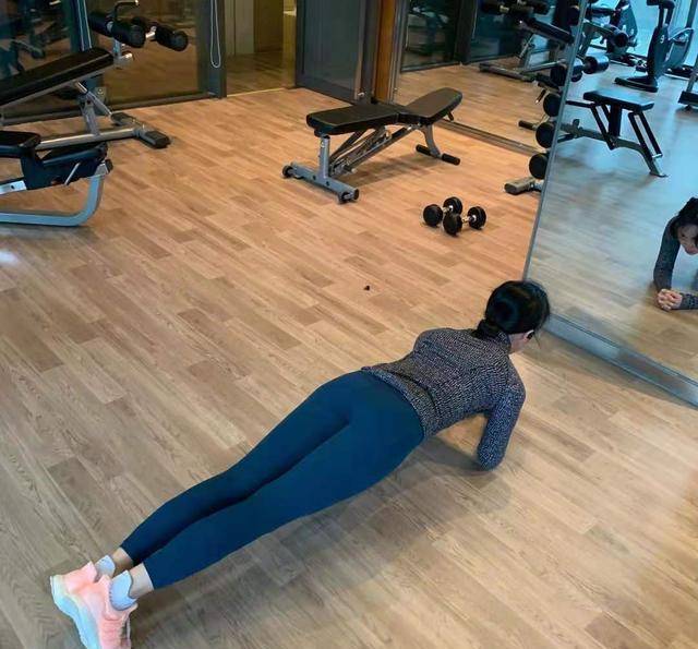 黄磊老婆晒俩娃儿,穿卫衣牛仔裤,涂大红唇的多妹跟姐姐像双胞胎_图案