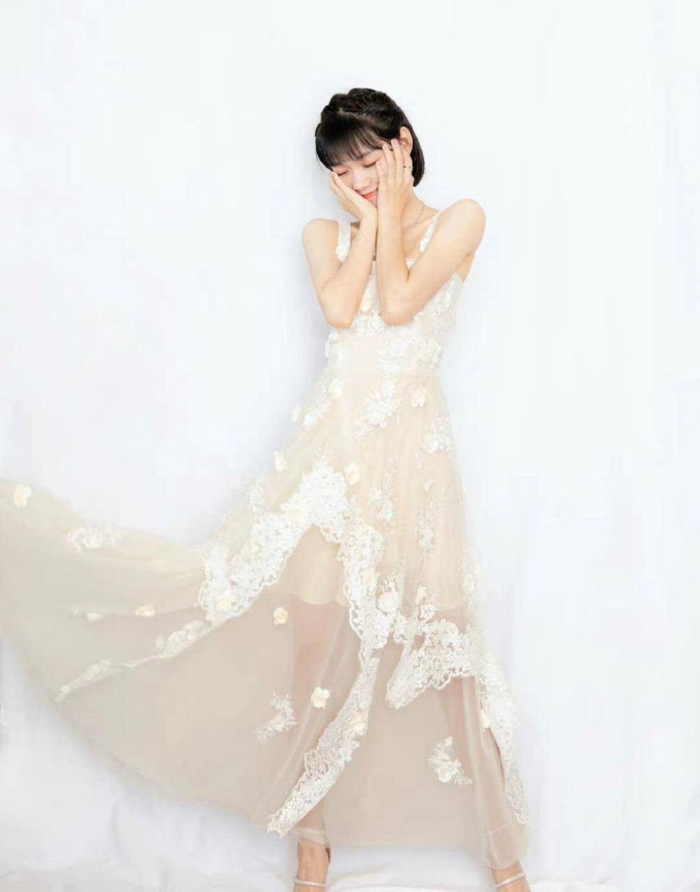 段奥娟短发元气满满,身穿学院风制服在花园穿梭,小巧甜美有活力