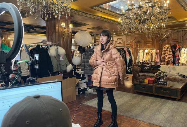 海宁皮革城正在落幕,新时代的开创者亨帝诗,新生如火!_竞争_品牌_直播