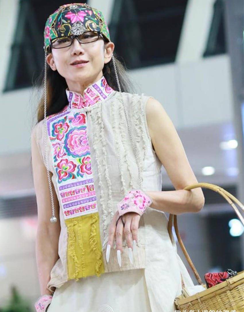 63岁杨丽萍逛花市被拍!