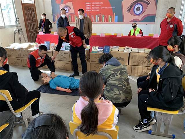 揭阳市炮台镇丰溪初级中学图管捐书仪式暨应急救援技能培训_公益_关爱
