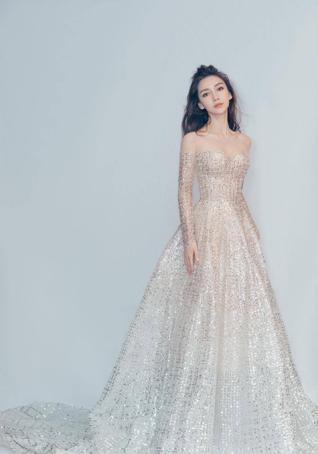 杨颖穿"星空裙"秀白嫩香肩,配波浪卷长发,魅力四射直击心底_活动_礼服