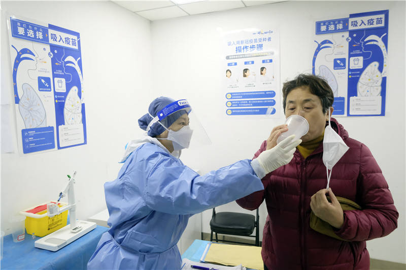 北京市民积极接种疫苗“第四针” 现场工作人员给出个性化建议