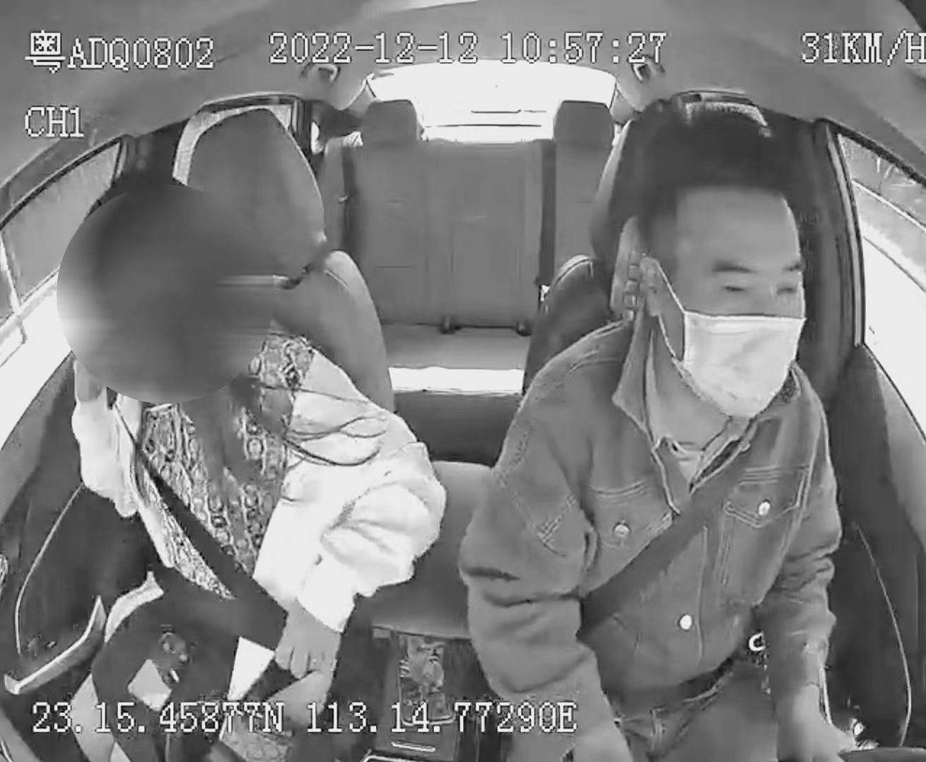 粗心乘客将两万元现金遗落出租车，广州“的哥”开车送还_手机新浪网
