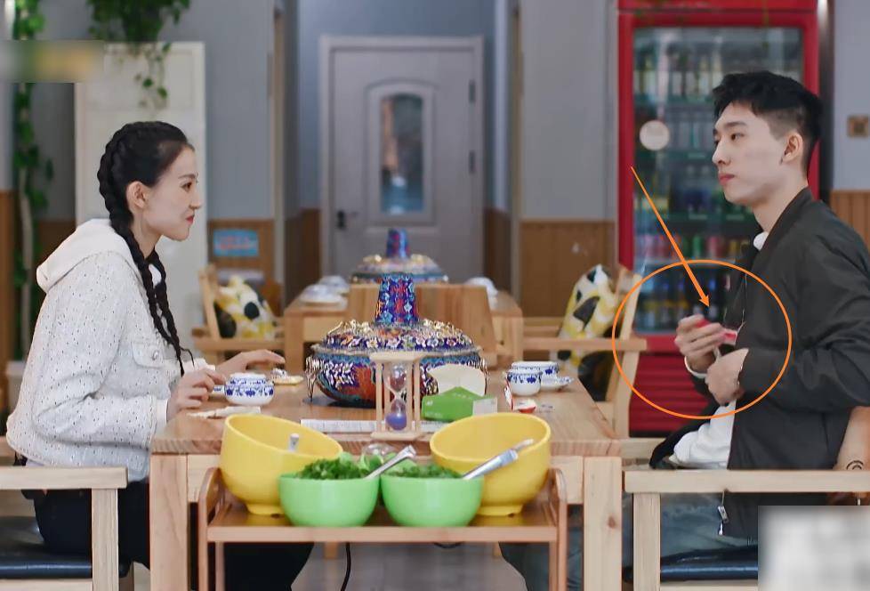 于家翊用餐时玩手机,张豆豆眼神露出不满,得知背后原因却心动了_观众