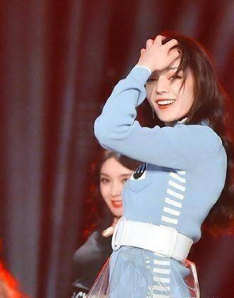 热巴拍校园剧,28岁重穿高中校服,伪素颜妆却显眼角"苍蝇纹"_造型_显得