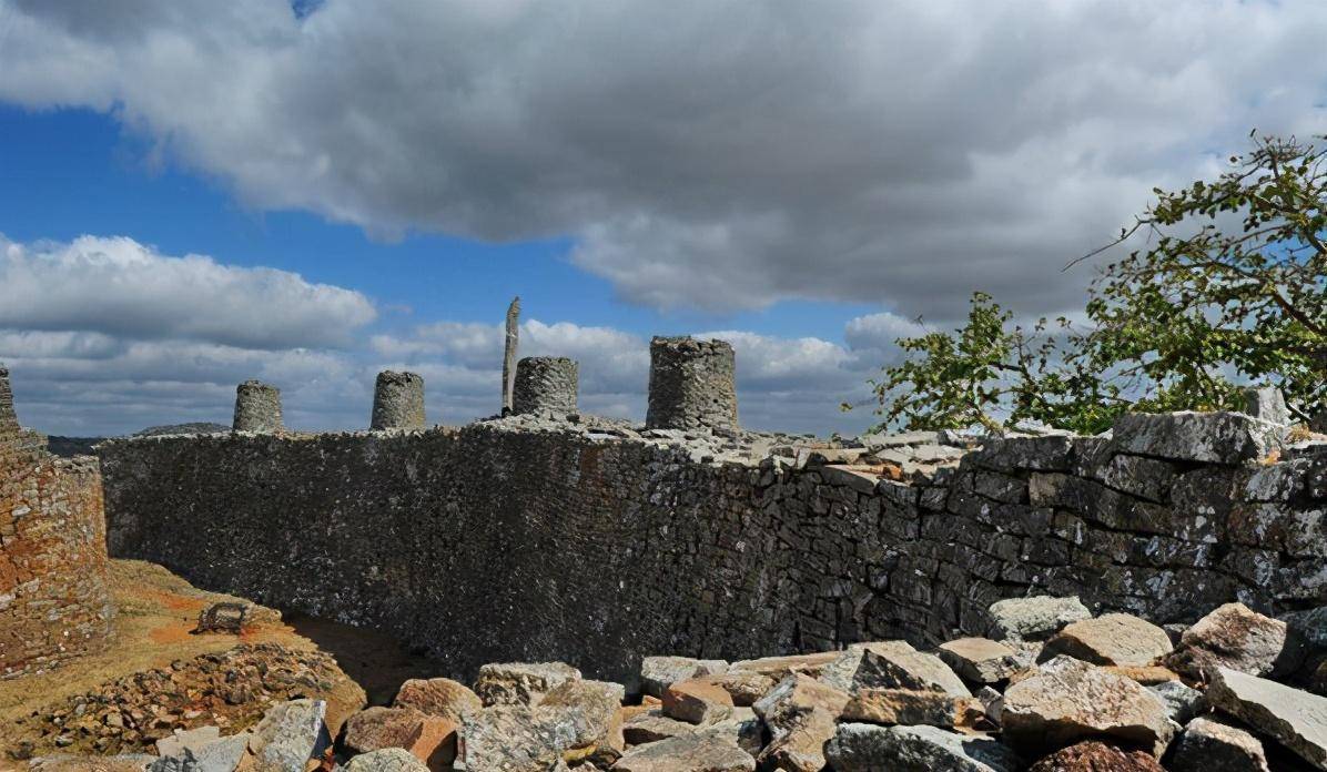 马卡兰加人的精神图腾津巴布韦鸟,平衡石和石头城是该国的象征_卡里巴