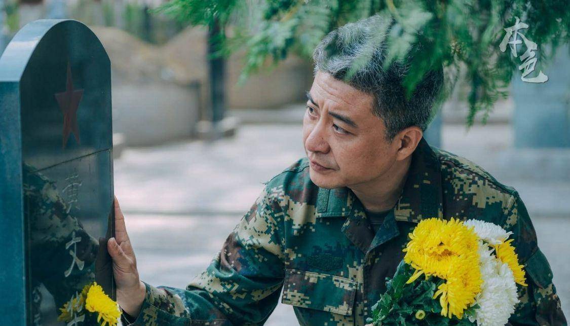 姜昆徒弟周炜,祭拜烈士被骂摆拍,网友调侃他是去烈士园林拍写真_周伟