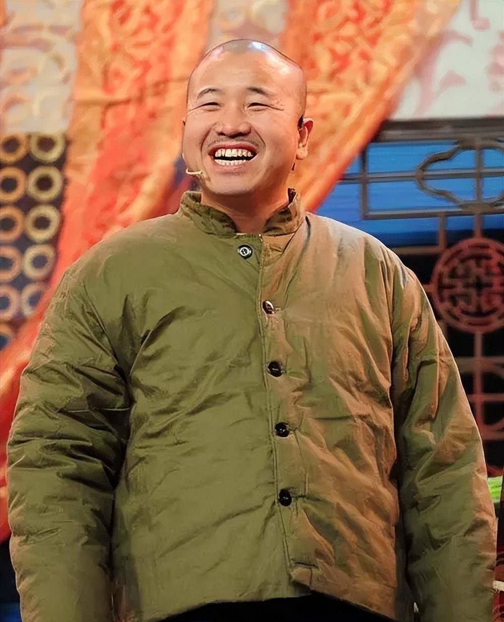 跑偏的帽子,抽搐的嘴角,魔幻的步伐,这就是赵四刘小光的经典形象.