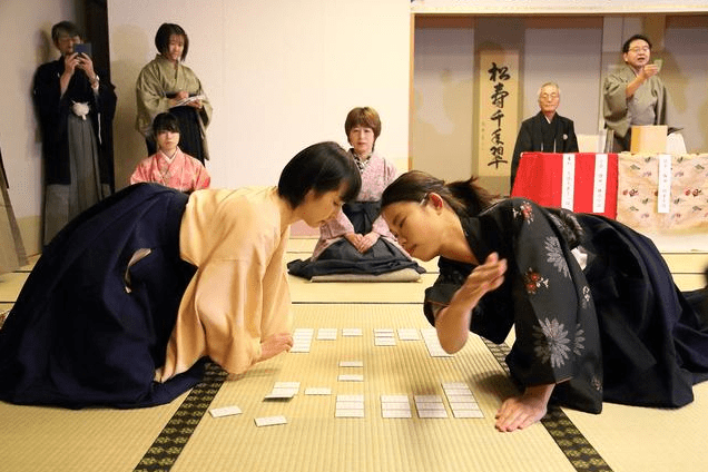 竞技歌牌的主要区别就是将胡乱散开的卡牌摆放整齐并分为自阵和敌阵两