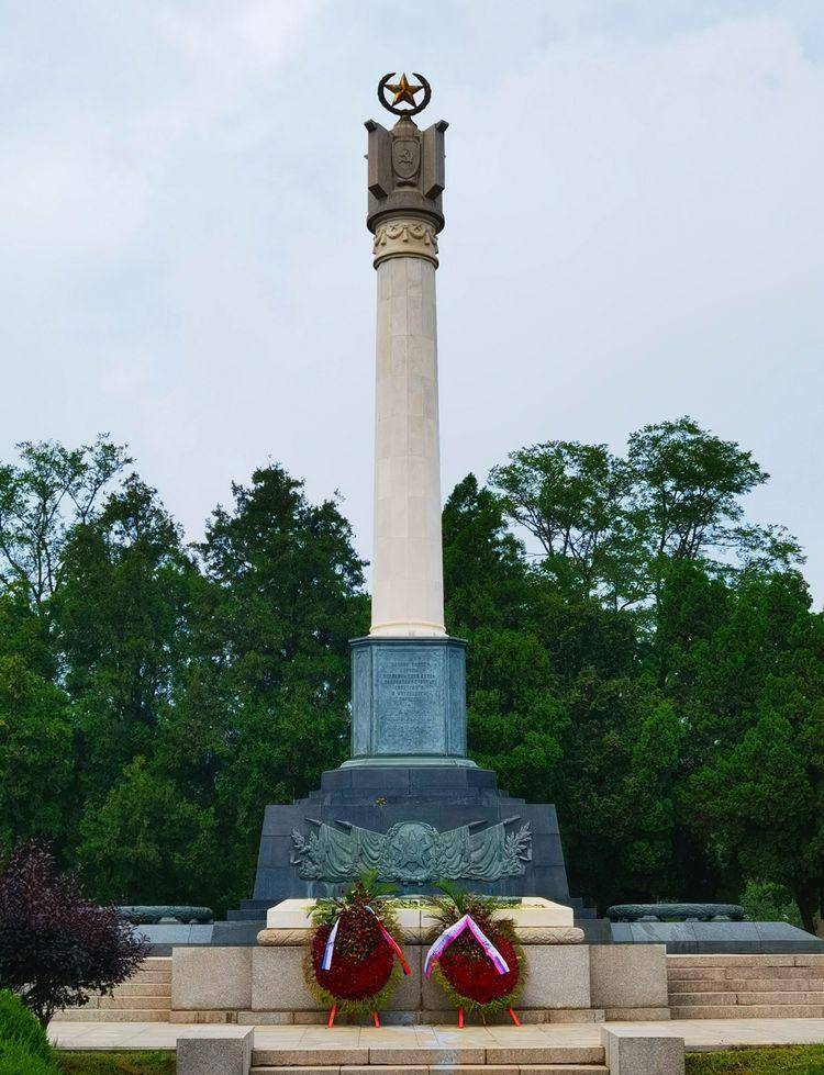 旅顺有座中国最大的外籍陵园-苏军烈士陵园_纪念塔_墓碑_图案