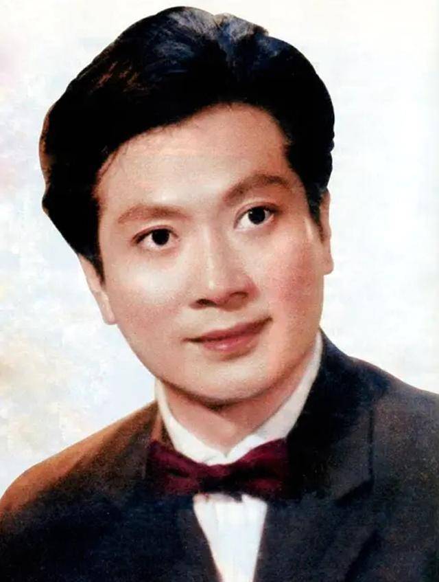 网友发来梁波罗私家照一张,别看老艺术家已至耄耋,却依旧洒脱_电影